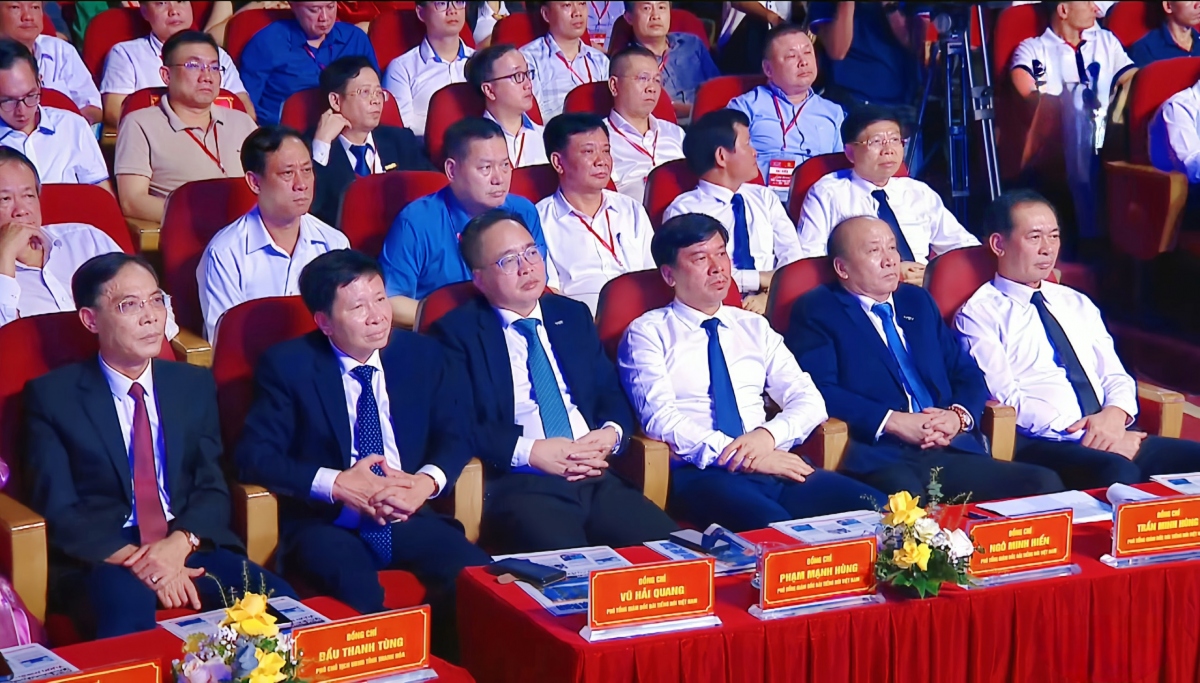Các Phó Tổng giám đốc VOV, lãnh đạo tỉnh Thanh Hóa tại lễ khai mạc.