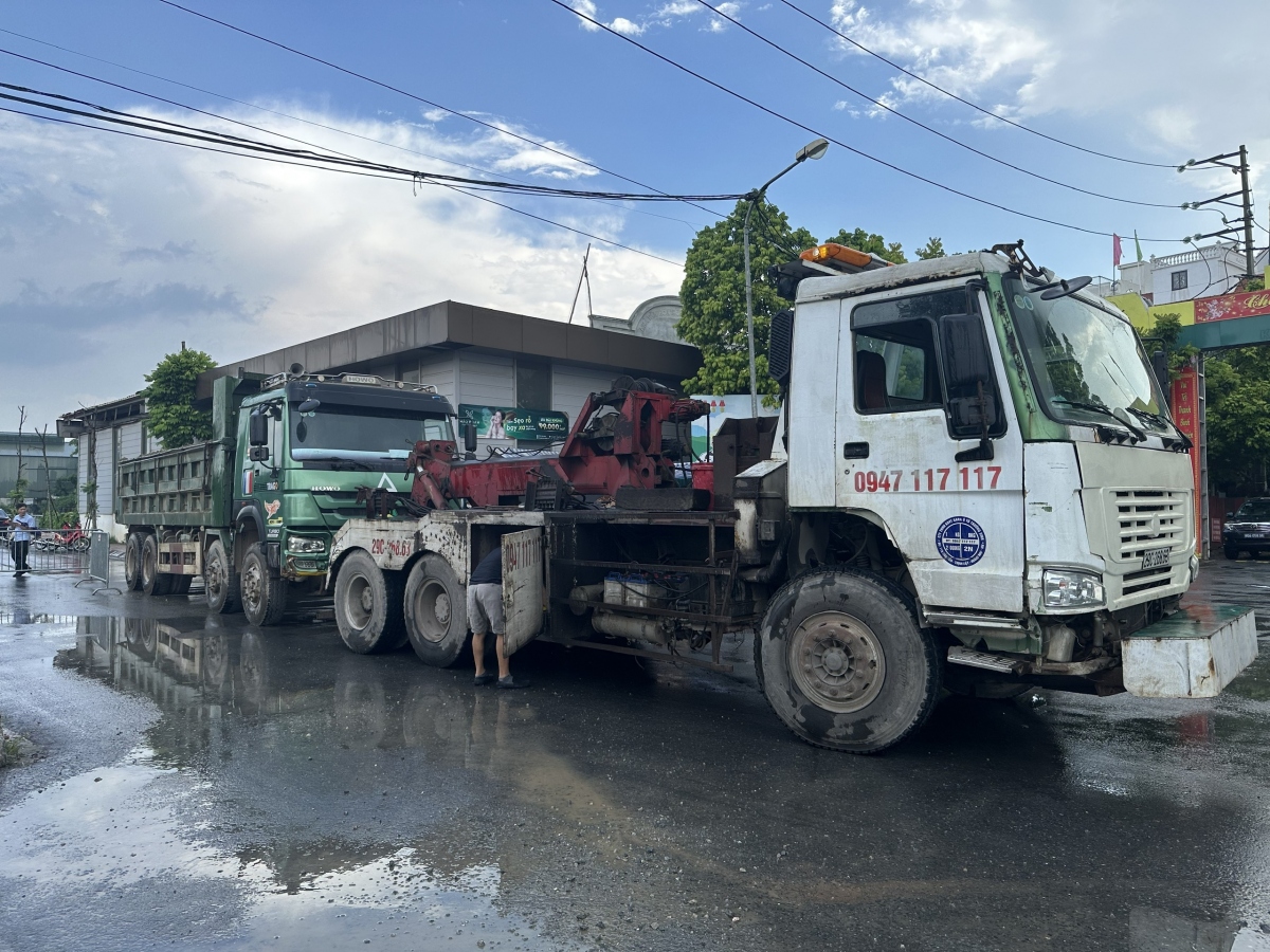 Cơ quan chức năng kéo chiếc xe trong vụ tai nạn về nơi xử lý.