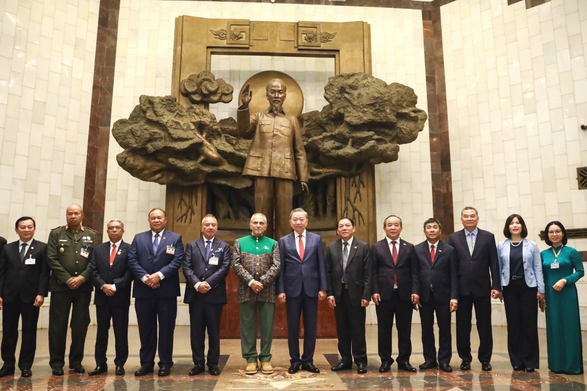 hủ tịch nước Tô Lâm và Chủ tịch nước Tô Lâm và Tổng thống Jose Ramos-Horta chụp ảnh lưu niệm tại bảo tàng Hồ Chí Minh