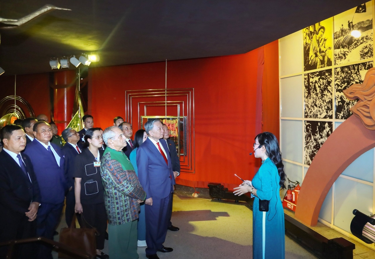 Tổng thống Timor Leste Jose Ramos-Horta xúc động khi nghe thuyết minh về cuộc đời hoạt động cách mạng của Chủ tịch Hồ Chí Minh