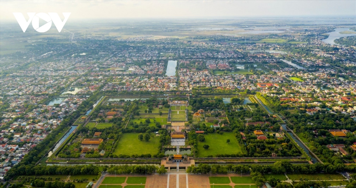 The brick built citadel looks like a large square, with each side about 600m long, 4m high, and 1m thick, that is surrounded by a protective moat. There are four main gates leading to the enclosure.