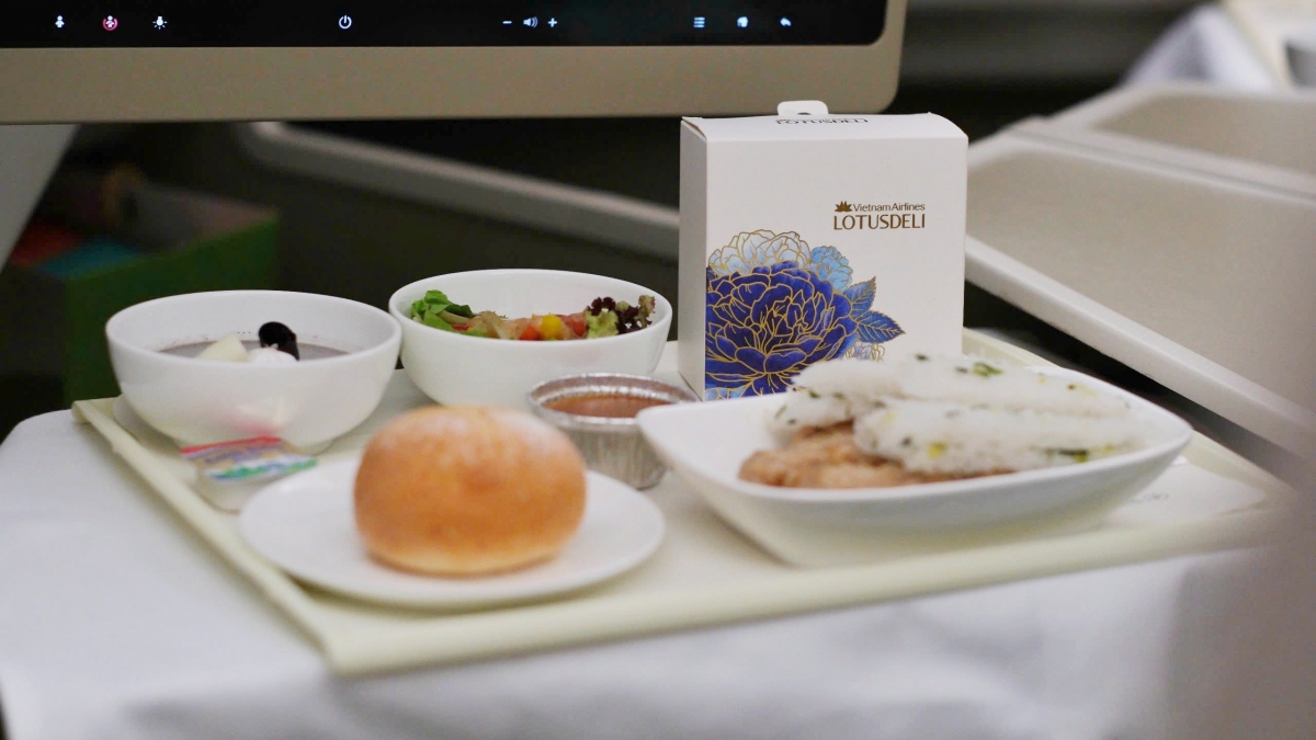 Khách bay Vietnam Airlines được thưởng thức bánh trung thu đặc biệt.