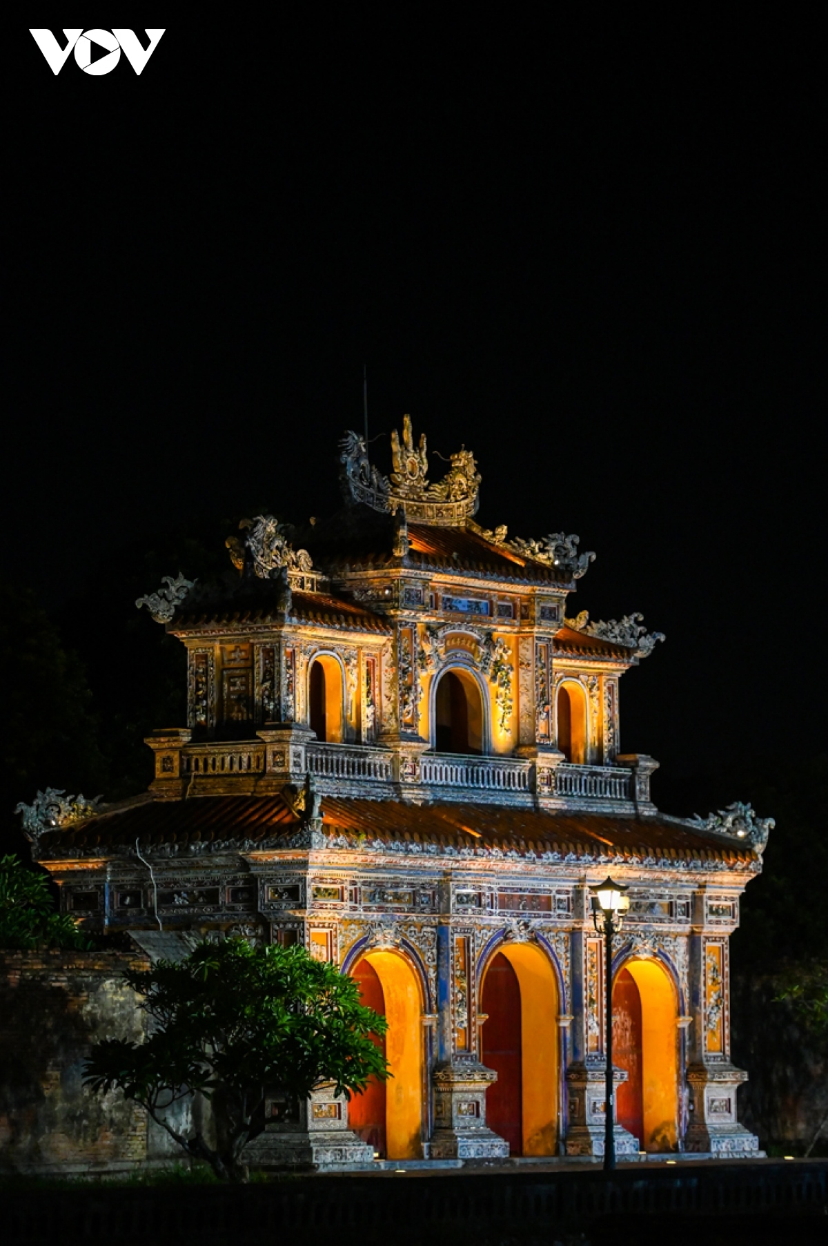 Chương Đức Môn has three floors with many compartments. Each compartment is decorated with paintings and other unique works of art. This decorative motif is very popular in vestiges of the Nguyen Dynasty.