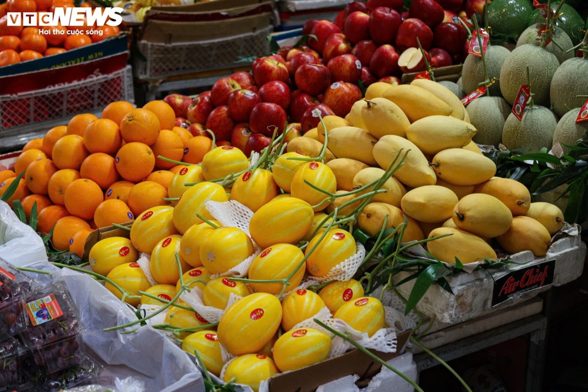 Các loại trái cây tăng giá nhẹ từ 5.000 - 10.000 đồng/kg: xoài có giá từ 45.000 - 50.000 đồng/kg, na 30.000 - 50.000 đồng/kg. thanh long 25.000 - 35.000 đồng/kg, dưa hấu từ 20.000 - 25.000 đồng/kg.