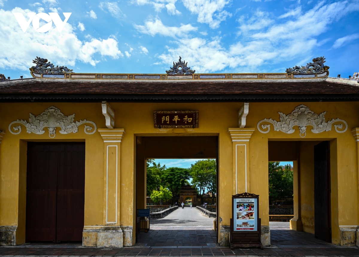 Hòa Bình Môn (North Gate) is the northern gate of the Imperial Citadel, reserved for the king to go on a picnic. The gate has a quite special structure, in the form of a three-door brick building but with only one floor.