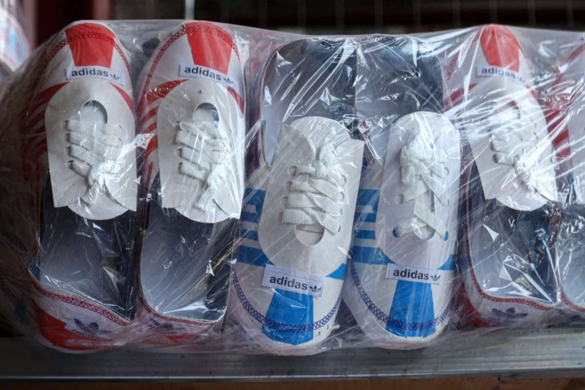 Các sản phẩm bình dân như quần áo, giày dép chỉ có giá 10.000 - 30.000 đồng/bộ.