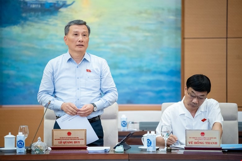 Ông Lê Quang Huy - Chủ nhiệm Ủy ban Khoa học, Công nghệ và Môi trường báo cáo tại phiên họp