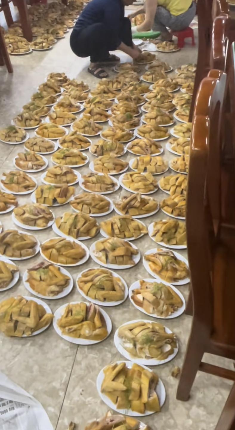 Nhiều người bình luận để làm được số đĩa gà này chắc ngồi sụn lưng. Ảnh: Lê Duy Đảng