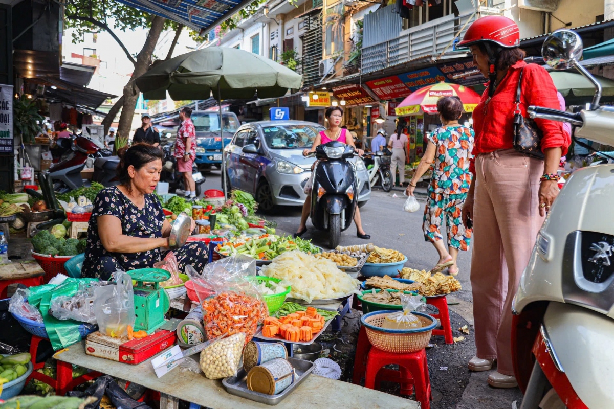 Hà Nội thời gian gần đây có nhiều trận mưa lớn, làm rau xanh bị hỏng nhiều, do đó giá rau xanh cũng tăng lên. Cà rốt có giá 12.000 đồng/kg, xà lách từ 15.000 - 20.000 đồng/kg, cà chua từ 15.000 - 20.000 đồng/kg, cải bắp từ 20.000 - 25.000 đồng/kg, rau muống 12.000 - 15.000 đồng/bó.