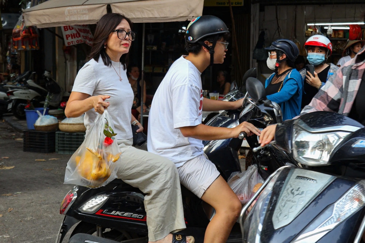 Nhiều người tranh thủ mua sắm đồ lễ để cúng rằm sớm.
