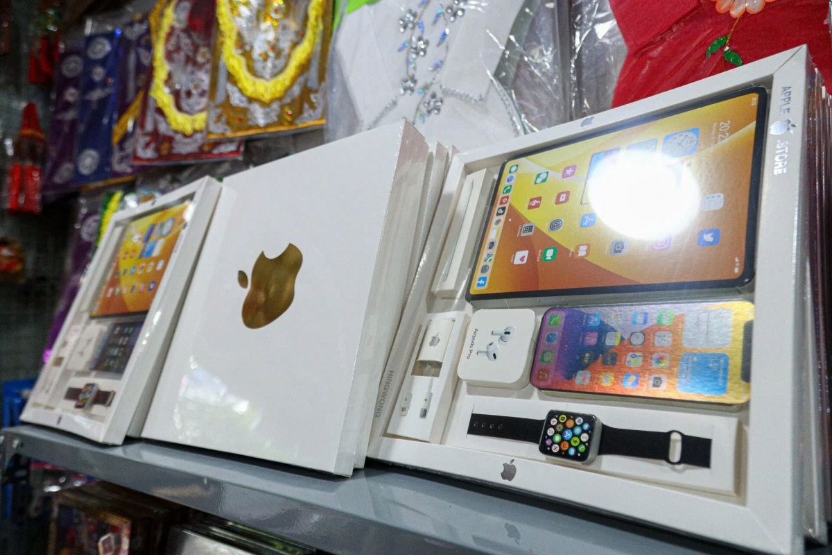 Điện thoại Iphone 15, Ipad, đồng hồ thông minh, tai nghe không dây...cũng được sản xuất cho "người âm".