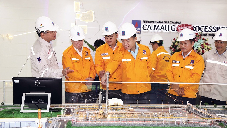 Tổng Giám đốc Petrovietnam Lê Ngọc Sơn nghe báo cáo tại Nhà máy xử lý khí Cà Mau
