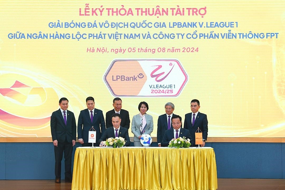Đại diện LPBank, ông Hoàng Văn Phúc – Phó Tổng Giám đốc và đại diện FPT Telecom, ông Nguyễn Hoàng Linh – Tổng Giám đốc thực hiện ký kết dưới sự chứng kiến của đại diện lãnh đạo Cục Thể dục Thể thao, Liên đoàn Bóng đá Việt Nam, LPBank, Công ty VPF và Tập đoàn FPT.