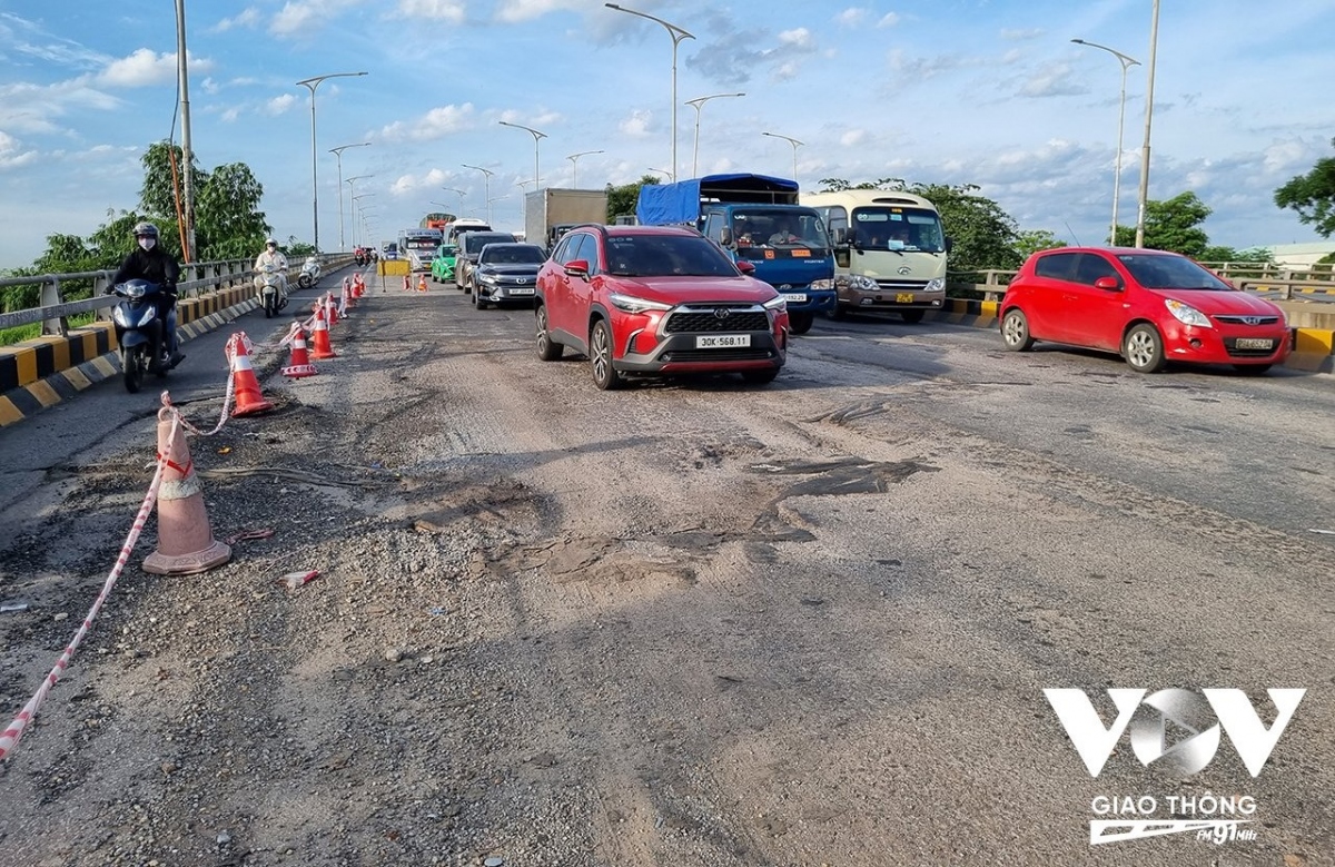 Đơn nguyên bên phải cầu Phù Đổng (phần cầu hướng đi trung tâm Hà Nội) có dấu hiệu xuống cấp sau 22 năm khai thác (Ảnh - Minh Hiếu)
