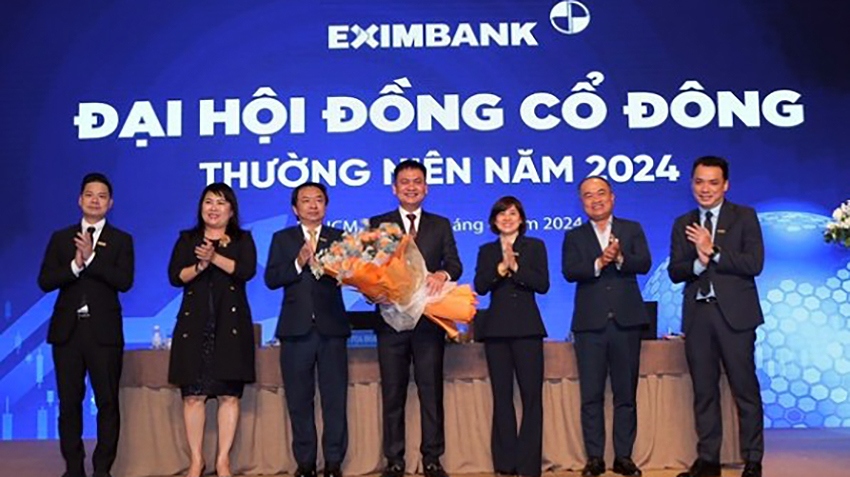 Ông Nguyễn Hồ Nam (đứng giữa) được bổ nhiệm làm Phó Chủ tịch HĐQT Eximbank.