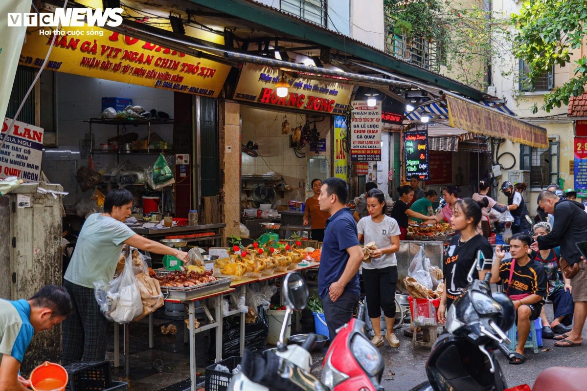 Sát ngày rằm tháng 7, các chợ dân sinh ở Hà Nội rất tấp nập. Những quầy bán đồ lễ đầy ắp hàng, phục vụ nhu cầu người dân tăng đột biến.