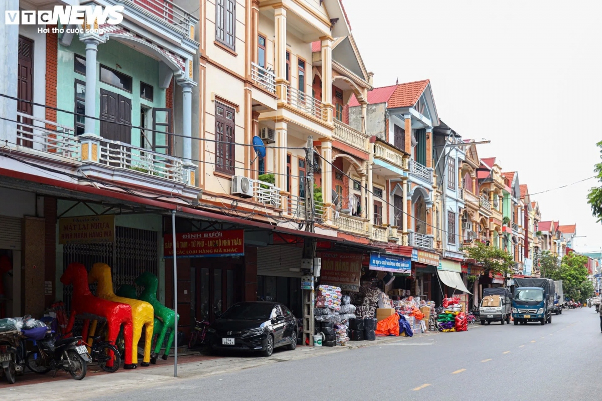 Làng Song Hồ (huyện Thuận Thành, tỉnh Bắc Ninh) nổi tiếng là một trong những "thủ phủ" vàng mã lớn nhất miền Bắc. Cứ mỗi dịp rằm tháng 7, nơi đây lại tấp nập cảnh sản xuất, mua bán, vận chuyển hàng hóa suốt cả ngày.