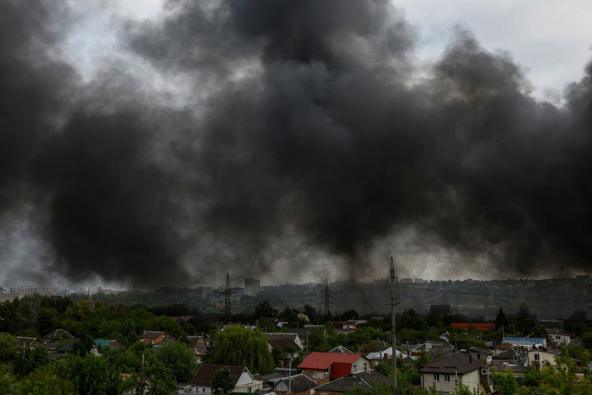 Cảnh tượng sau cuộc không kích tên lửa của Nga vào Kharkov. Ảnh: Reuters