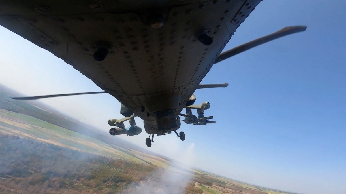 Trực thăng quân sự Nga khai hỏa sau cuộc đột kích của Ukraine vào khu vực Kursk. Ảnh: Reuters