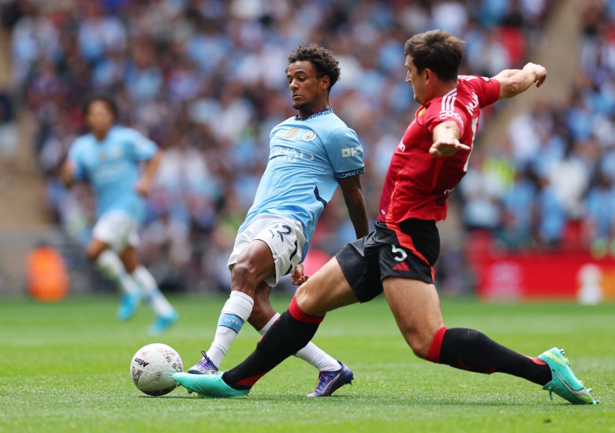 Man City và MU đang chơi đôi công quyết liệt trong những phút đầu tiên (Ảnh: Reuters)