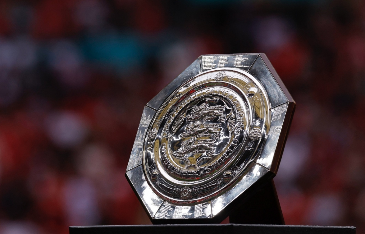 Danh hiệu đầu tiên của mùa giải đang chờ đợi Man City và MU chinh phục (Ảnh: Reuters)