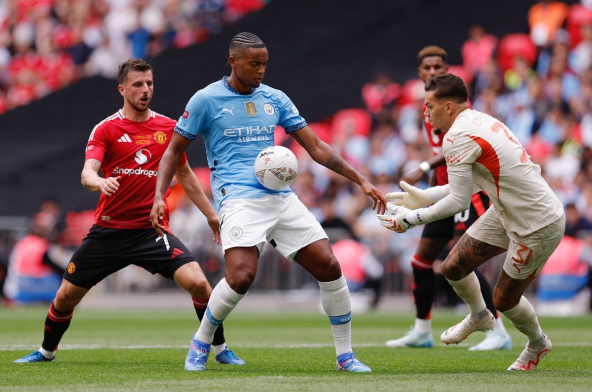 Khung thành thủ môn Ederson bên phía Man City liên tục chao đảo ở những phút cuối hiệp một (Ảnh: Reuters)