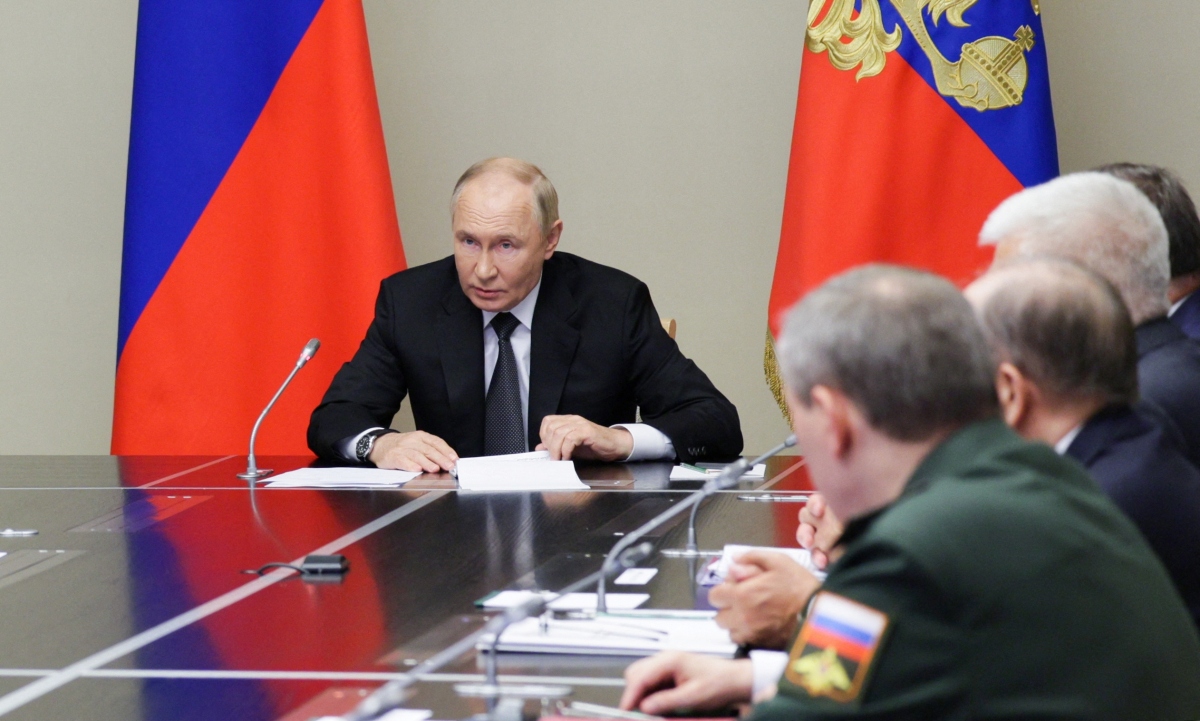 Tổng thống Putin chủ trì cuộc họp với các quan chức an ninh và thống đốc khu vực ngày 12/8. Ảnh: Reuters