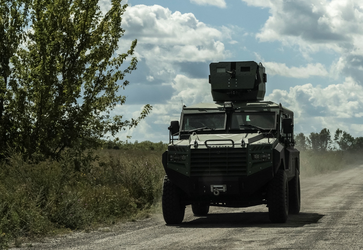 Binh lính Ukraine lái một phương tiện quân sự gần biên giới Nga ở khu vực Sumy. Ảnh: Reuters