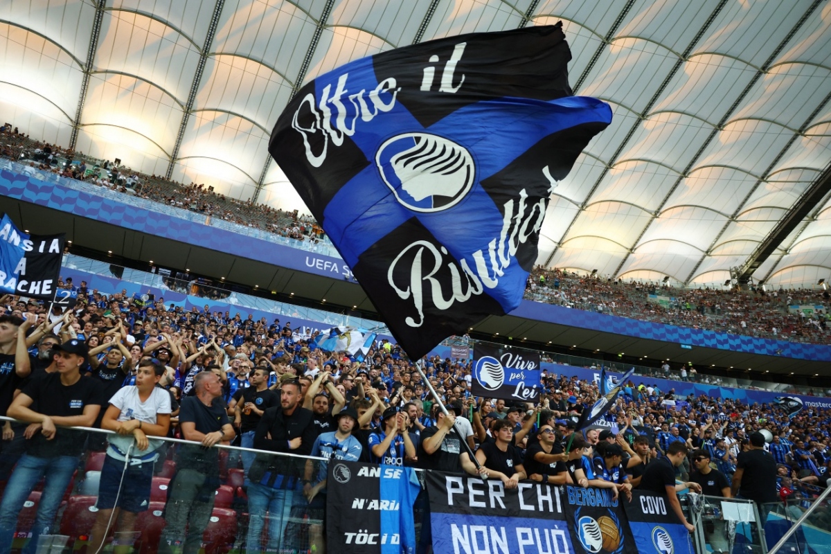 Các CĐV Atalanta trên khán đài sân Narodowy, Ba Lan (Ảnh: Reuters)