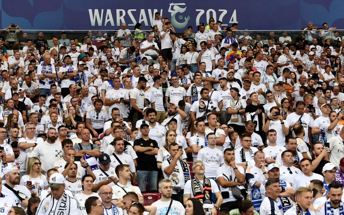 Đông đảo người hâm mộ Real Madrid ở sân vận động quốc gia Ba Lan (Ảnh: Reuters)