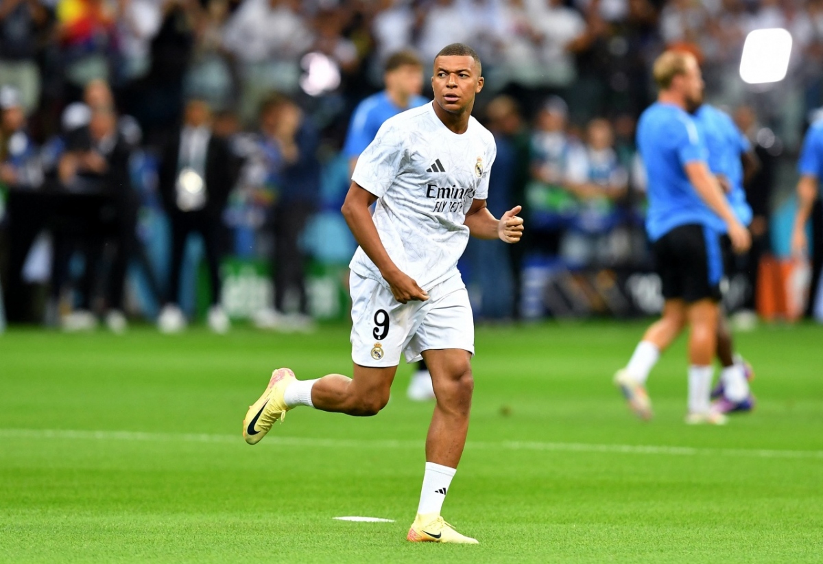 Bom tấn Kylian Mbappe khởi động trước khi có màn ra mắt chính thức trong màu áo Real Madrid (Ảnh: Reuters)