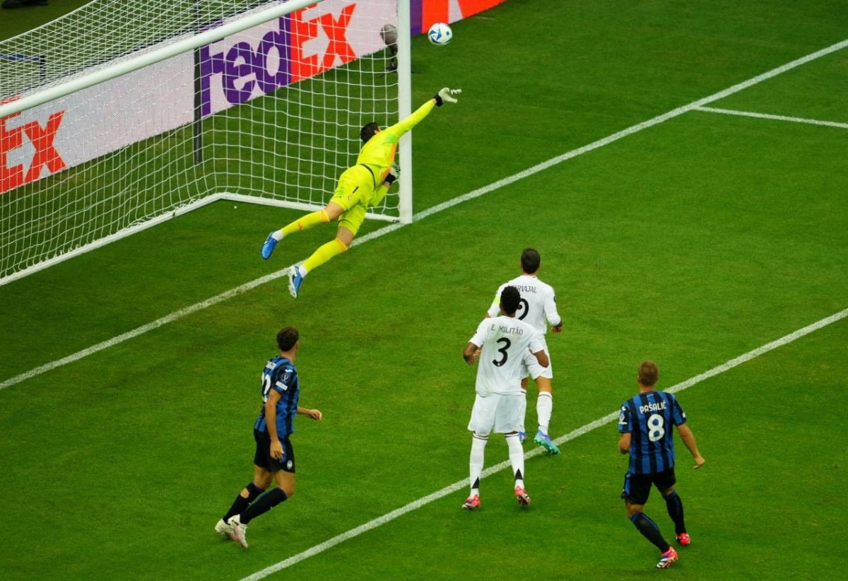 Tình huống cứu thua xuất thần của thủ môn Courtois ở đầu hiệp hai (Ảnh: Reuters)