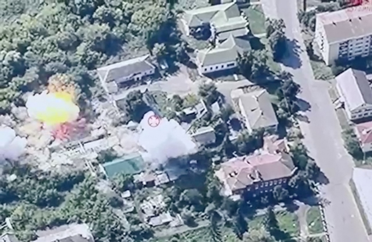 Khói bốc lên từ vụ nổ trong cuộc tấn công của Ukraine vào Glushkovo. Ảnh: Reuters