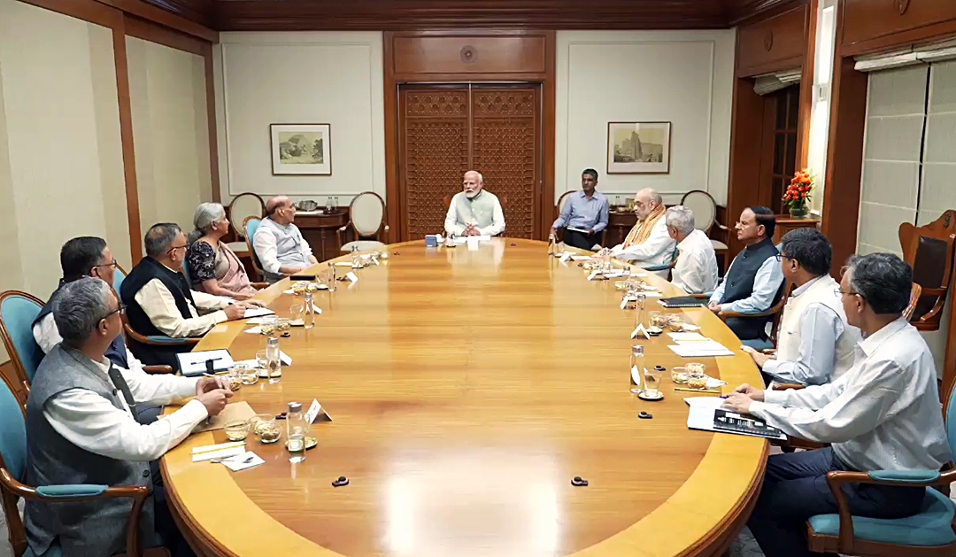 Thủ tướng Ấn Độ Narendra Modi chủ trì cuộc họp Ủy ban An ninh Nội các để thảo luận về các diễn biến xấu tại nước làng giềng Bangladesh tối ngày 5/8 (Ảnh: ANI)