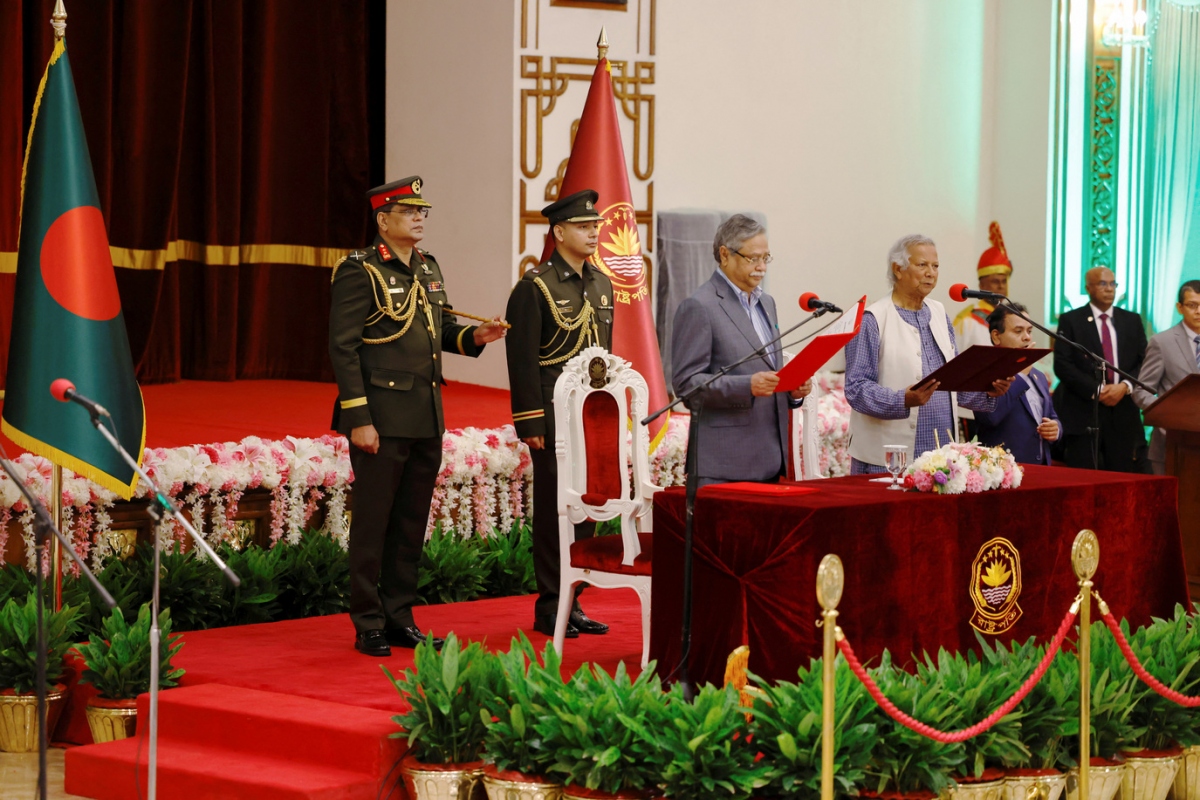 Thủ tướng lâm thời Bangladesh Muhammad Yunus tuyên thệ nhậm chức tối ngày 8/8 dưới sự chứng kiến của Tổng thống Mohammed Shahabuddin (Ảnh: Reuters)