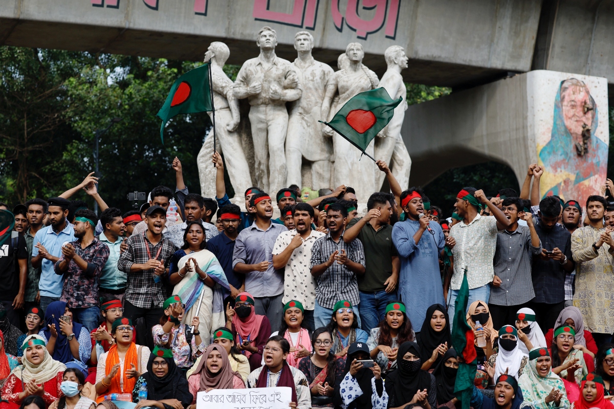 Phong trào Sinh viên Chống phân biệt đối xử tập hợp tại Đại học Dhaka ngày 13/8 đòi trừng phạt cựu Thủ tướng Sheikh Hasina vì cái chết của nhiều sinh viên trong các cuộc biểu tình từ giữa tháng 7 (Reuters)