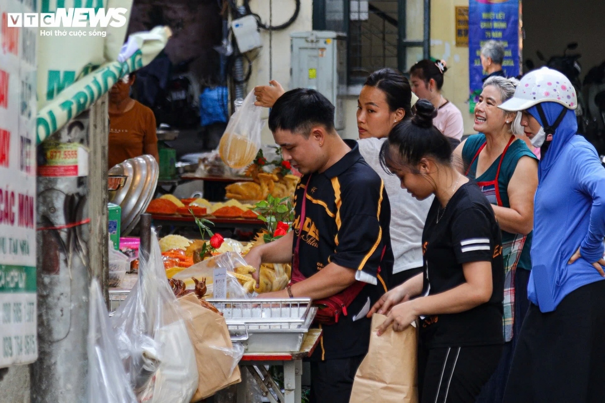 Ở chợ Hàng Bè (quận Hoàn Kiếm), quầy bán xôi và gà cúng tấp nập khách mua từ sáng sớm.