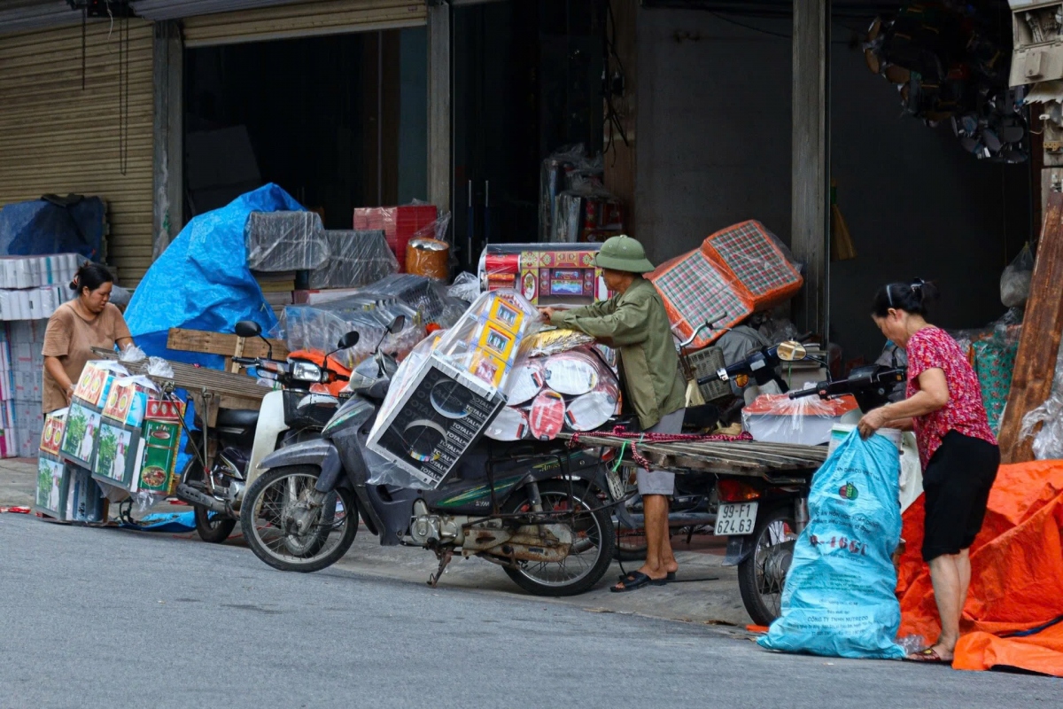 Tuy hiện tại người dân đã thay đổi thói quen cũ, hạn chế đốt vàng mã khiến không khí ở làng trầm lắng hơn mọi năm nhưng đây vẫn là mùa vụ bận rộn nhất năm.
