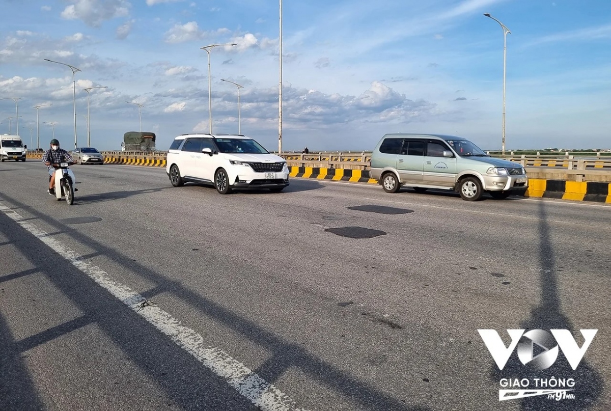 Nhiều ổ gà đã được dặm vá, tuy nhiên vẫn còn nhô cao so với mặt đường (Ảnh - Minh Hiếu)