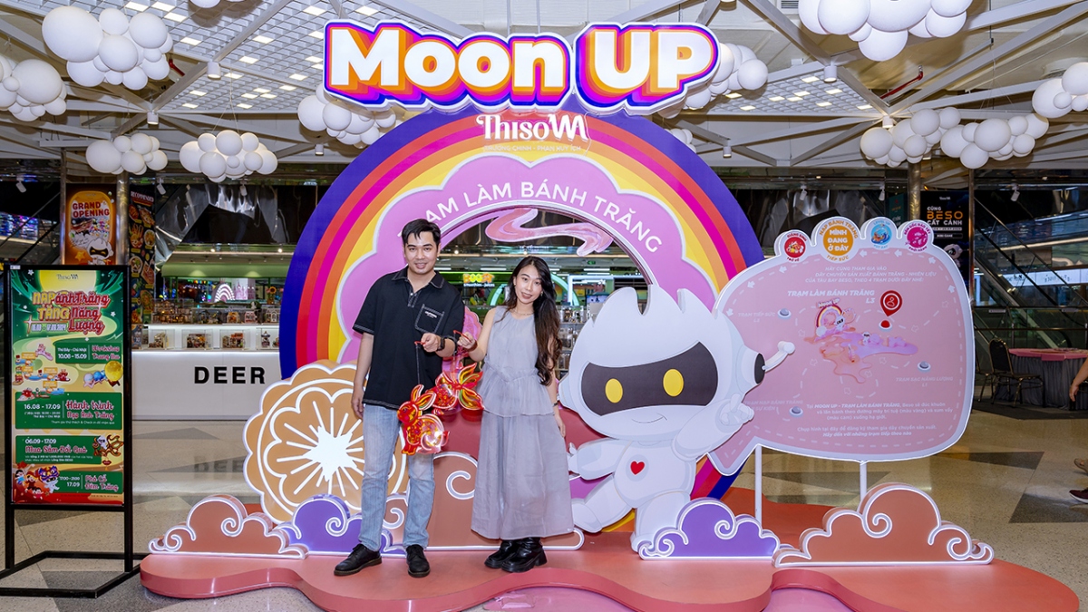 Khách hàng chụp ảnh check-in tại Thiso Mall TC-PHI