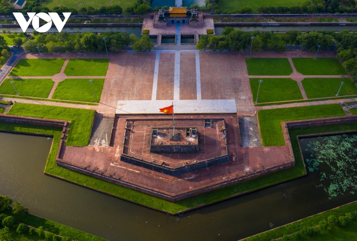 Though it was the main gate, Ngọ Môn was not used much as it was highly ceremonial. The gate was usually closed, and only opened on special occasions when the King entered or left the Imperial Citadel with a royal entourage, or when he welcomed important foreign envoys.