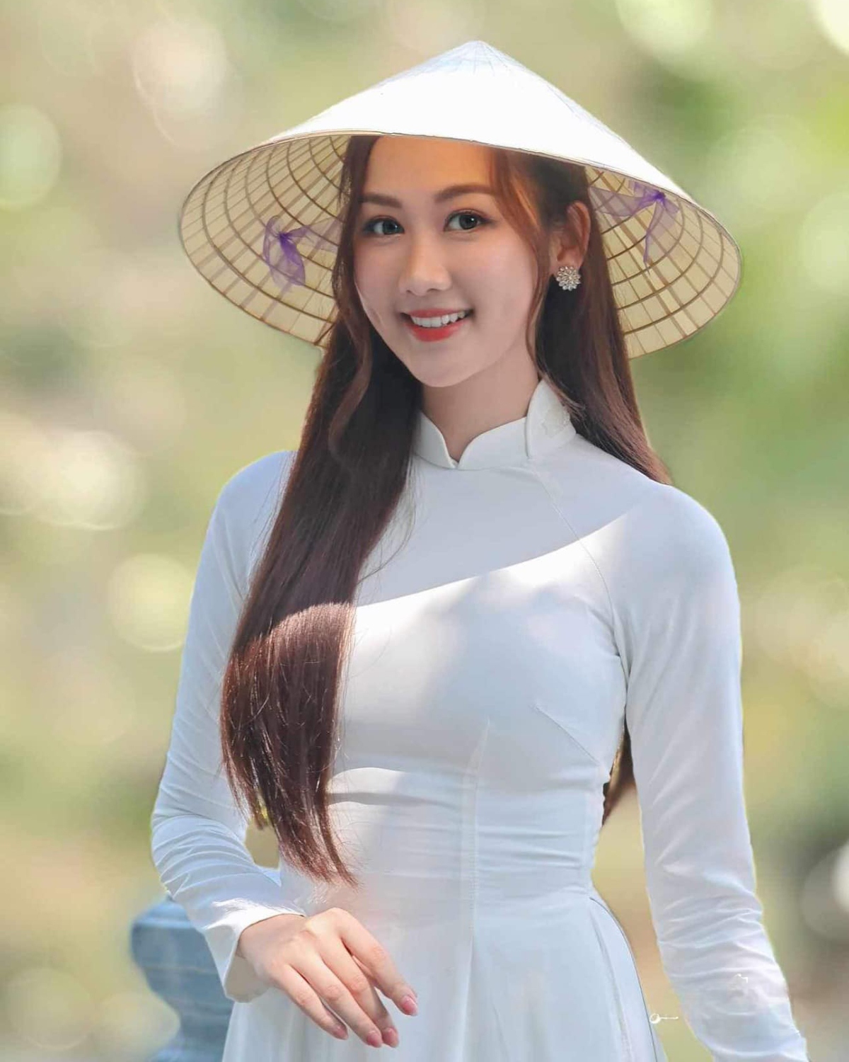 Ở phần thi ứng xử, Võ Lê Quế Anh nhận câu hỏi từ hoa hậu Đoàn Thiên Ân, trình bày suy nghĩ về vai trò của phụ nữ Việt Nam trong lịch sử và hiện nay. Quế Anh cho rằng từ xưa phụ nữ Việt đã rất anh dũng, kiên cường thông qua hình ảnh Bà Trưng, Bà Triệu. Hôm nay, phụ nữ Việt có nhiều đóng góp cho xã hội, tham gia vào bộ máy nhà nước, nghiên cứu khoa học, đồng thời họ cũng không quên những giá trị truyền thống. Đó cũng là ước mơ, hình mẫu cô hướng tới.