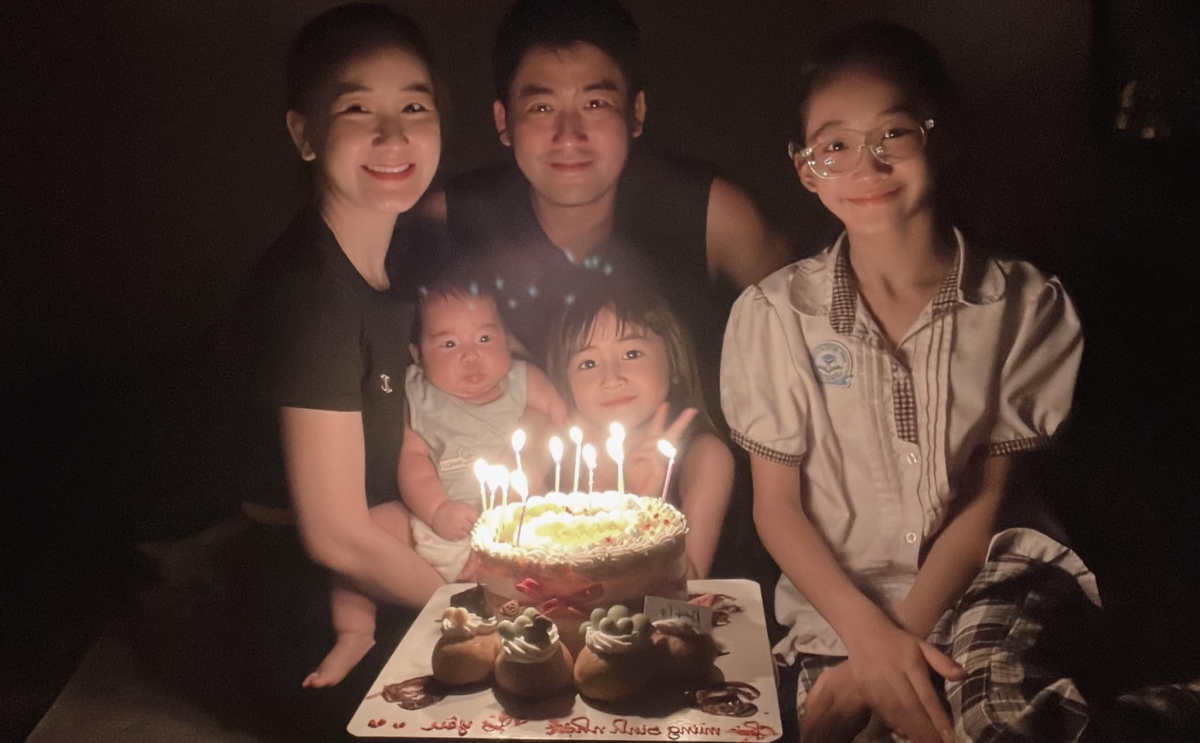 Bên cạnh sự nghiệp diễn xuất thành công, Bảo Anh có cuộc sống viên mãn bên vợ và 3 người con. Bà xã của Bảo Anh kém anh 11 tuổi. Dù có khoảng cách tuổi tác nhưng cả hai đều biết nhường nhịn nên cuộc sống vợ chồng khá êm đềm. 