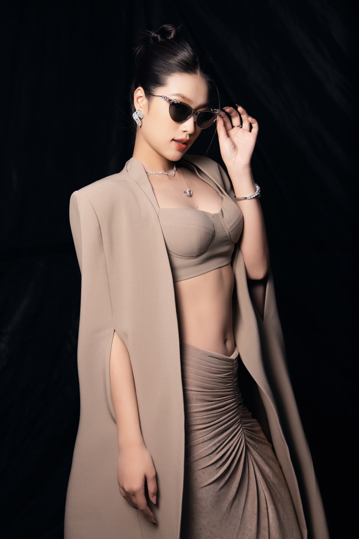 Thiên Ân cũng gắn bó với những kiểu trang phục hở bạo, khoe triệt để vòng eo săn chắc.