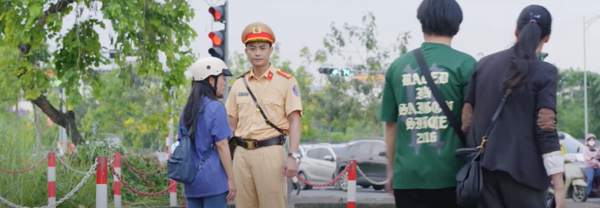 Nghiêm tỏ ra rất bực mình khi anh đang làm nhiệm vụ mà Yên đến bù lu bù loa lên giữa đường