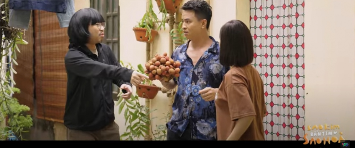Quang bắt gặp Quý và Đào đi từ phòng Trinh ra