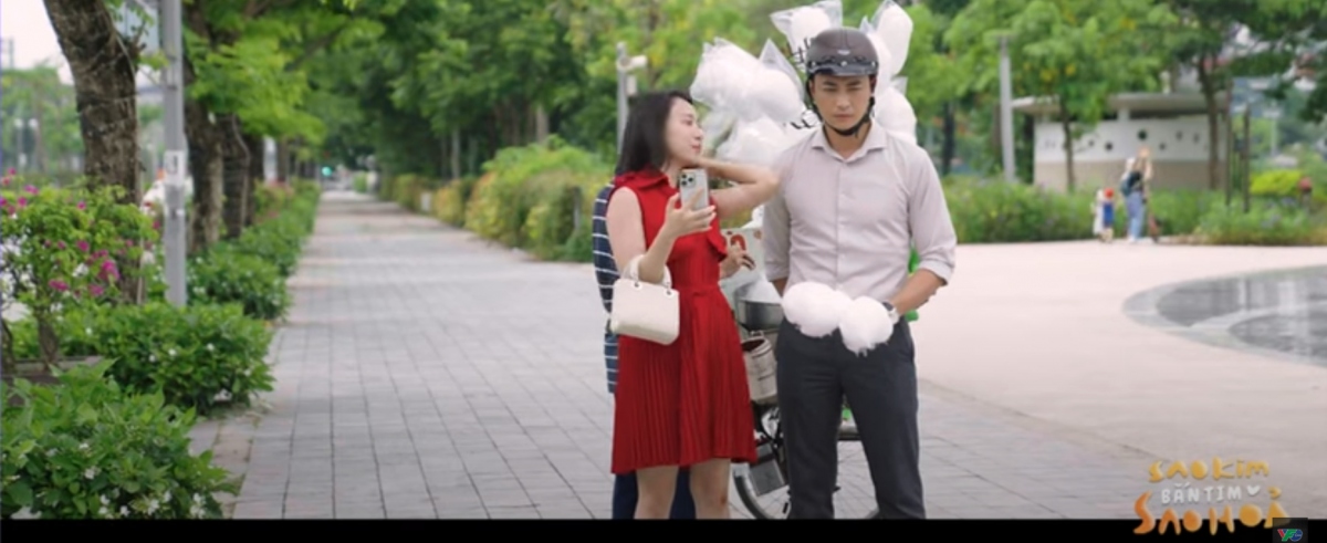 Quý đi theo dõi Nghiêm thì thấy Nghiêm và người yêu cũ đi chơi vô cùng tình tứ