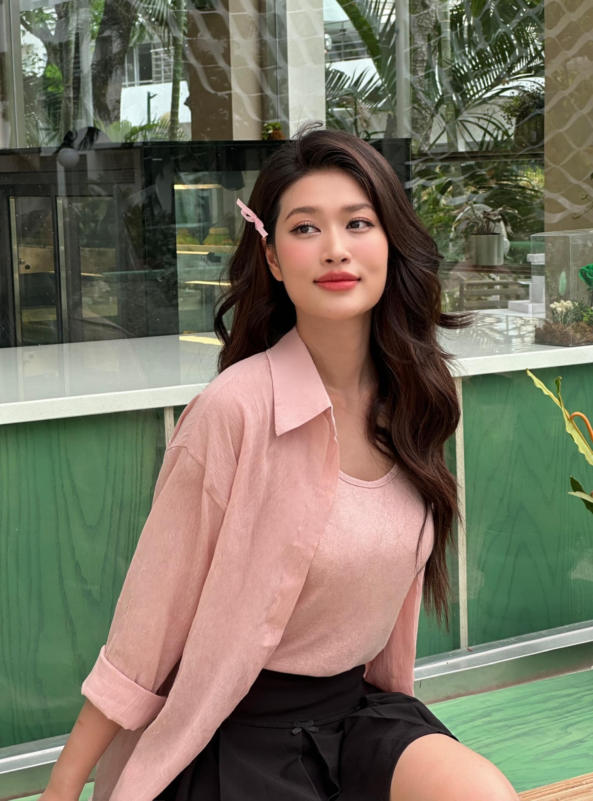 Ngoài đời thường, Thiên Ân thường lựa chọn phong cách thời trang trẻ trung, thanh lịch. Với những trang phục như áo hai dây màu hồng pastel, sơ mi oversized và chân váy đen chữ A xếp ly, nàng hậu đã hoàn thiện được tổng thể trang phục trẻ trung, ngọt ngào. Set đồ này còn có sự hài hòa và tôn vóc dáng tối ưu.