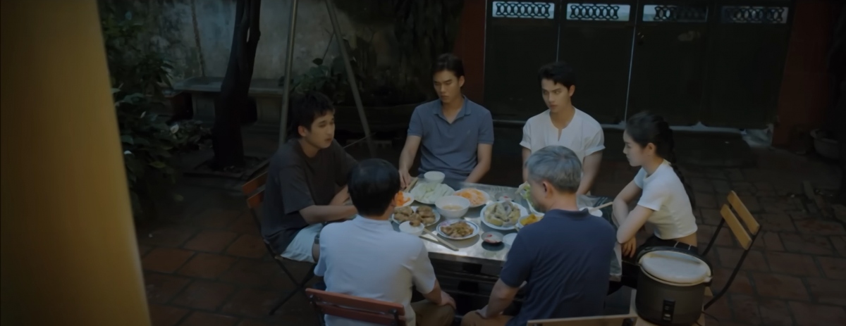 Cả nhà ngồi ăn cơm mà mặt ai cũng ủ rũ