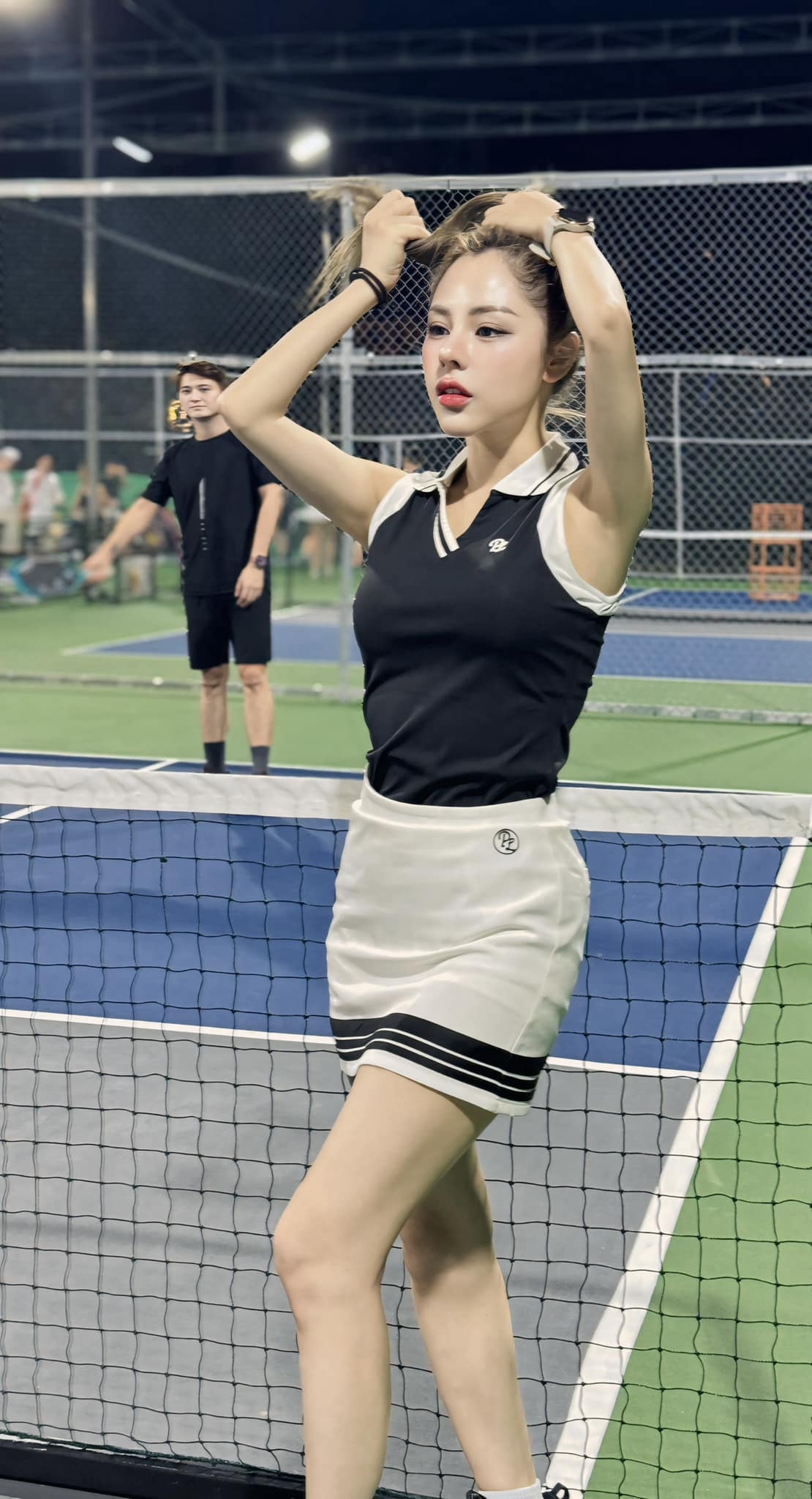  MC Bạch Lan Phương - bà xã diễn viên Huỳnh Anh lựa chọn áo ba lỗ và chân váy ngắn khi tập pickleball. "Chưa biết có đánh hay không, nhưng cũng ráng được giải phong cách các bác nhỉ", Bạch Lan Phương chia sẻ trên trang cá nhân.
